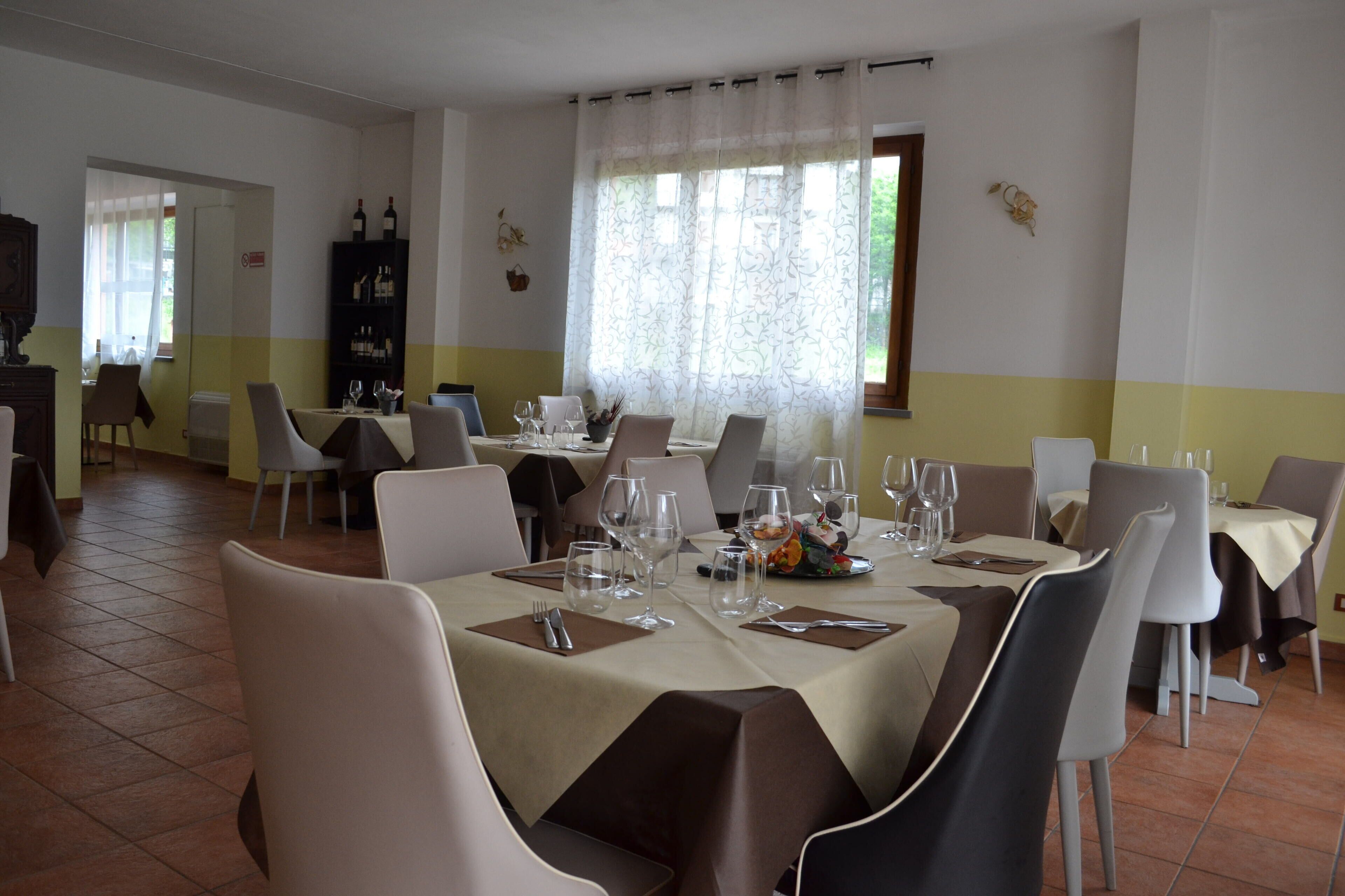 供應早餐、午餐和晚餐，當地料理