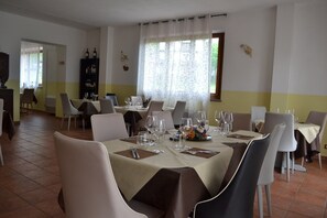 供应早餐、午餐和晚餐，地方菜