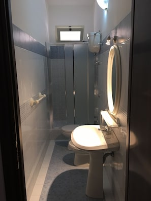 Triple Room, Ensuite, City View | Bathroom