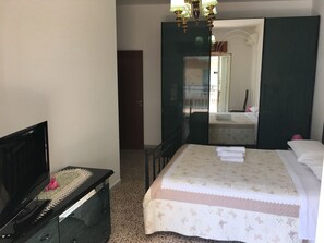 Triple Room, Ensuite, City View