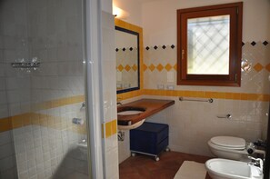 Villa, 6 Bedrooms | Bathroom | Shower, bidet - Villa Isuledda Beach 6 (San Teodoro)