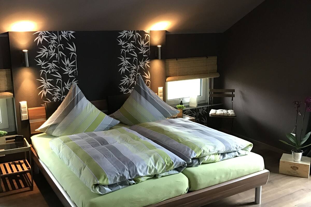 Deluxe tweepersoonskamer, bad | Een bureau, extra bedden, gratis wifi