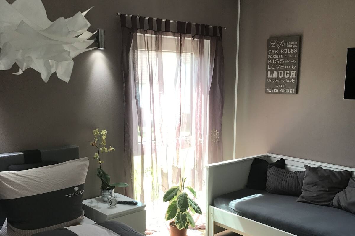 Comfort driepersoonskamer | Een bureau, extra bedden, gratis wifi