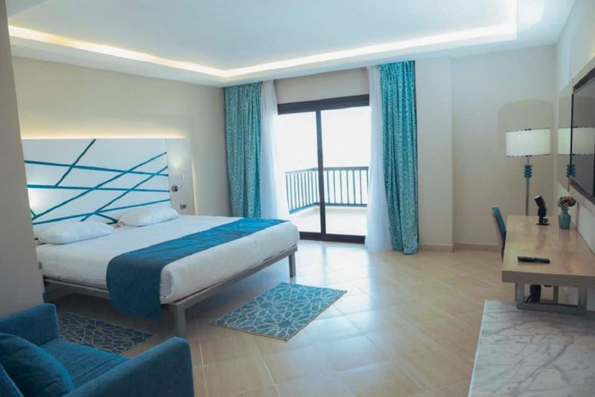 Suite | 2 bedrooms, free minibar items, in-room safe, desk