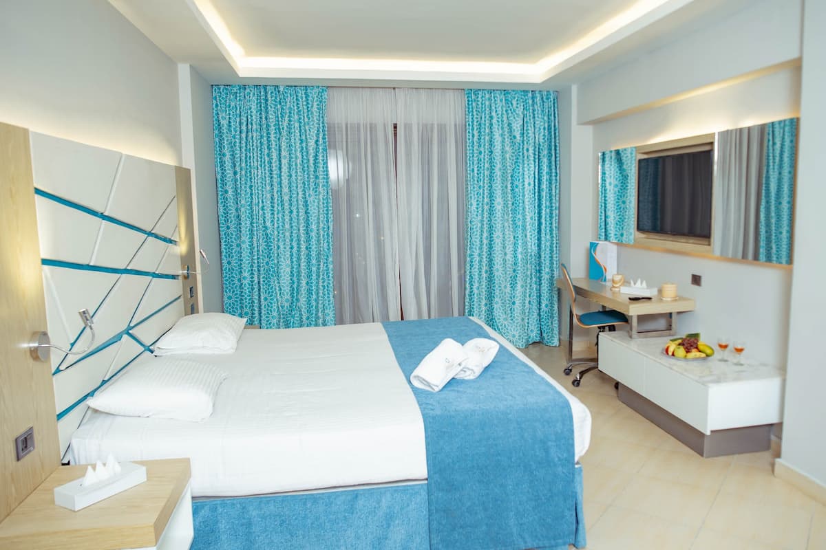 Superior Double Room, Garden View | Minibar (some free items), in-room safe, desk, blackout drapes