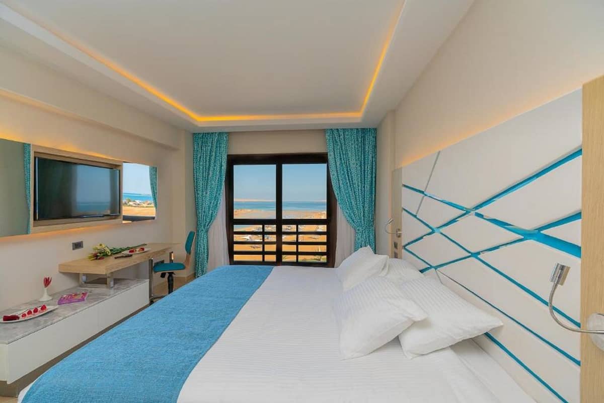 Gravity Suite | 2 bedrooms, free minibar items, in-room safe, desk
