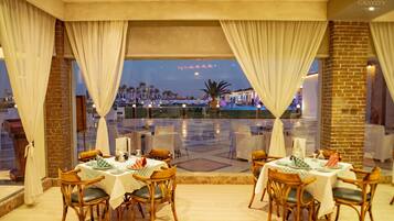 3 restaurants, lunch, dinner served; local cuisine