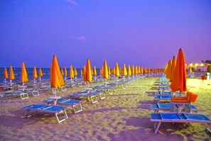 Private beach nearby, white sand, sun loungers, beach umbrellas - Hotel Holiday (Martinsicuro)