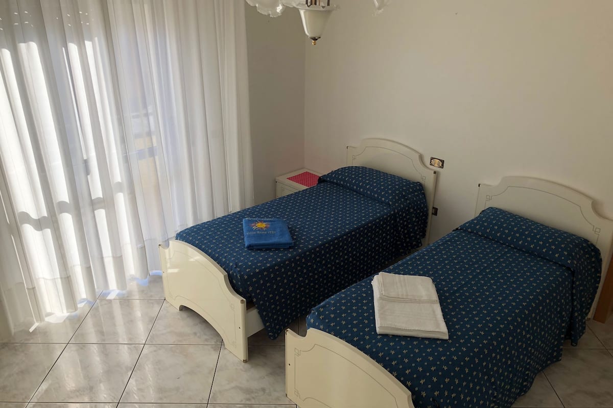 Appartement, 2 slaapkamers | Een minibar, een kluis op de kamer, een bureau, gratis wifi