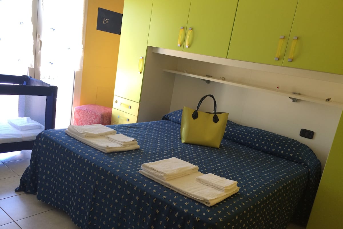Appartement, 2 slaapkamers | Een minibar, een kluis op de kamer, een bureau, gratis wifi