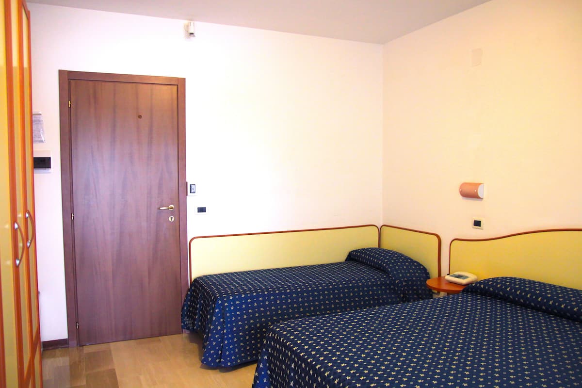 Een minibar, een kluis op de kamer, een bureau, gratis wifi