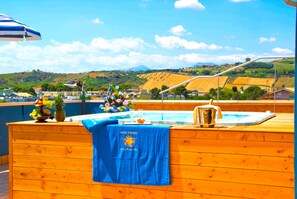 Outdoor spa tub - Hotel Holiday (Martinsicuro)