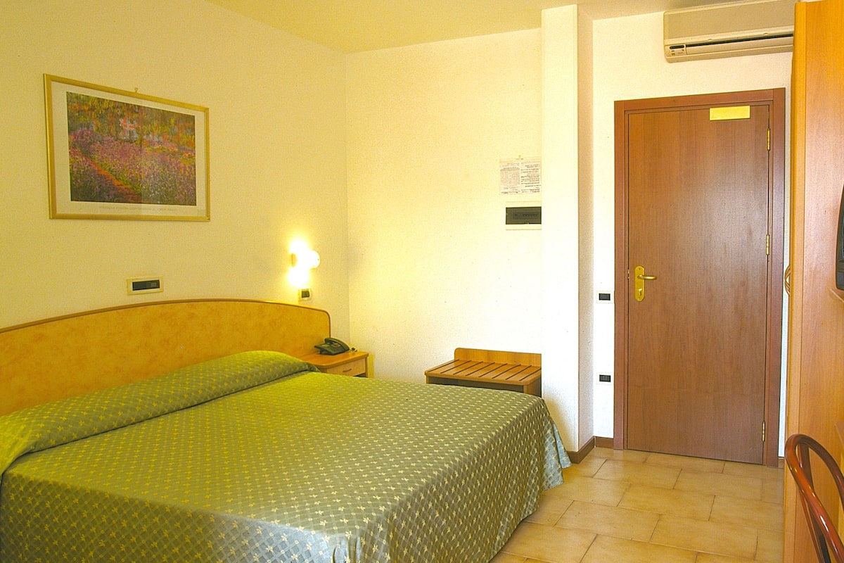 Minibar, in-room safe, desk, WiFi (free)