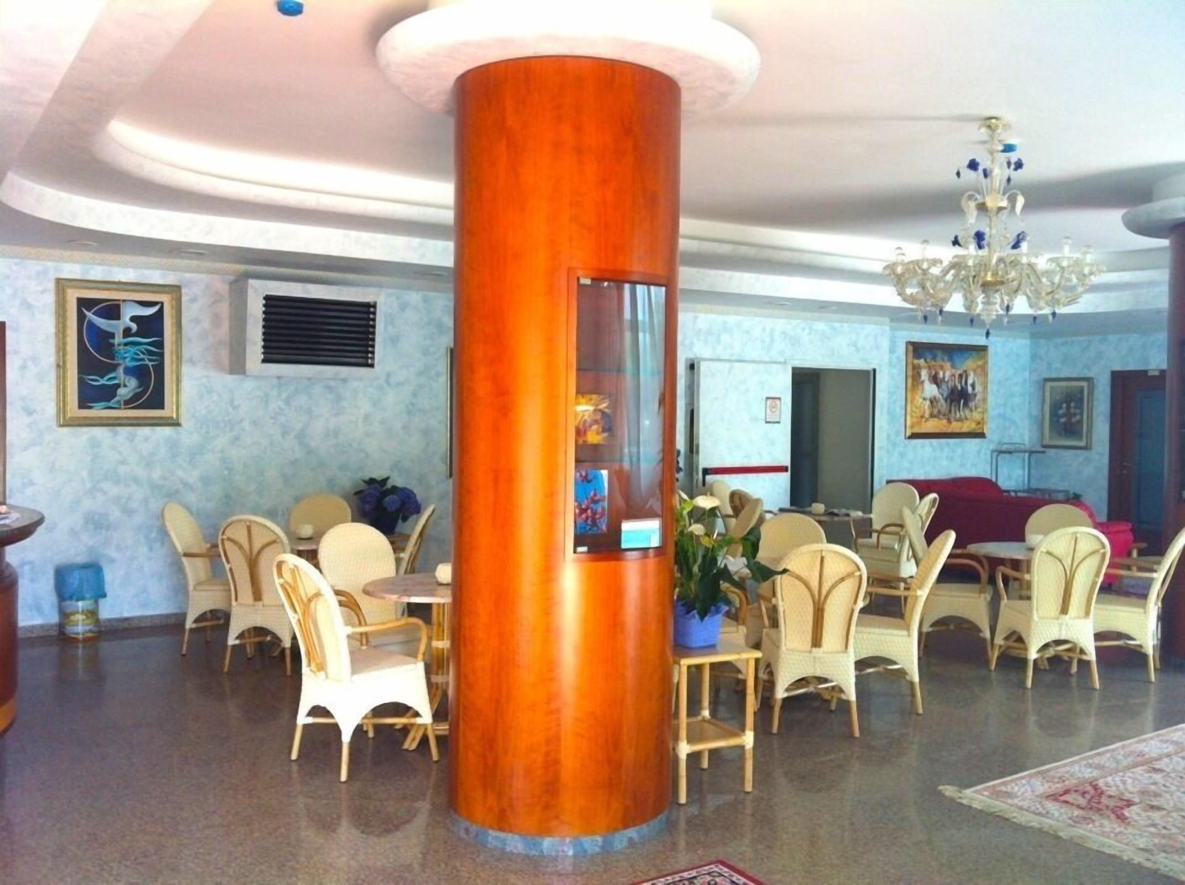 Lobby lounge