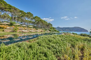 3 piscine all'aperto, ombrelloni da piscina, lettini
