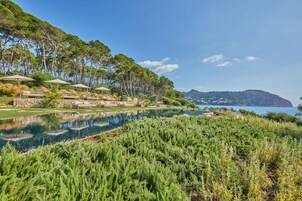 3 piscinas externas, guarda-sóis, espreguiçadeiras