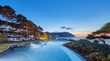 3 piscine all'aperto, ombrelloni da piscina, lettini