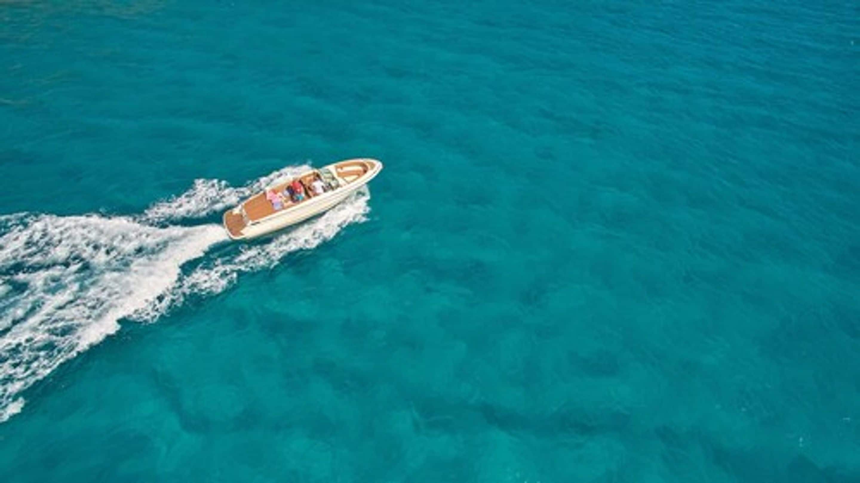 Un velero sobre un mar turquesa.