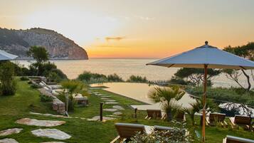 3 ulkouima-allasta, aurinkovarjoja, aurinkotuoleja