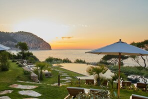 3 piscinas al aire libre, sombrillas, tumbonas