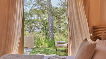 Premium-Suite, Terrasse, Meerblick | 1 Schlafzimmer, hochwertige Bettwaren, Betten mit Memory-Foam-Matratzen