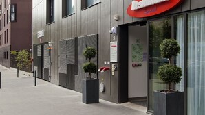 Un bâtiment moderne avec une enseigne rouge sur laquelle on peut lire « Radisson ».
