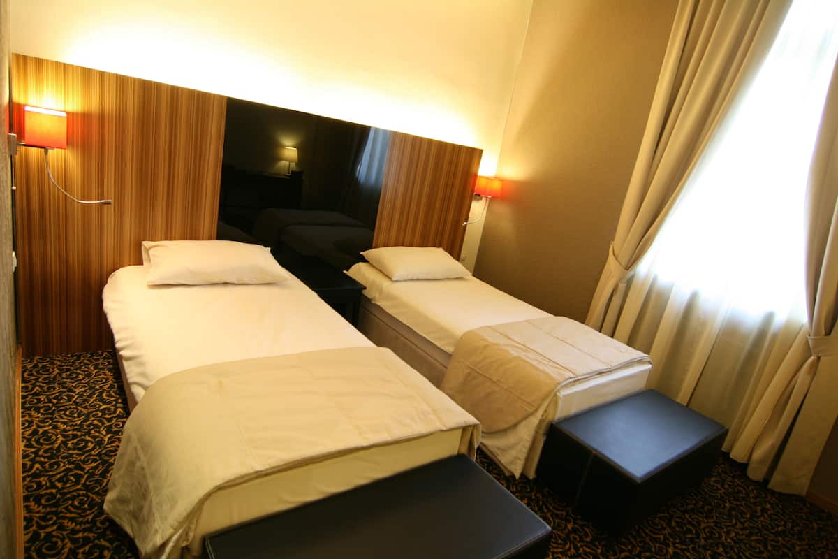 Deluxe Twin Room, 1 Bedroom, Accessible, Garden View | Minibar, in-room safe, desk, soundproofing