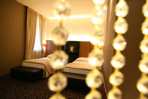 Minibar, in-room safe, desk, soundproofing - Hotel Crystal (Sarajevo)