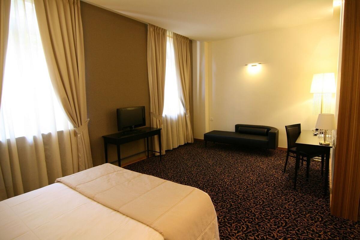deluxe double room | minibar, in-room safe, desk, soundproofing