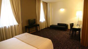 Deluxe Double Room | Minibar, in-room safe, desk, soundproofing