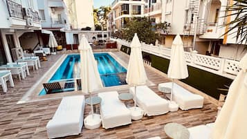 Piscine extérieure, chaises longues