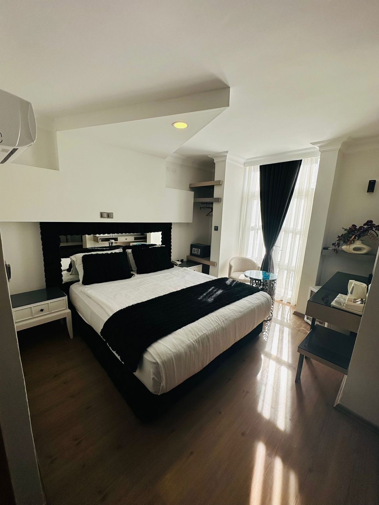 มินิบาร์, โต๊ะทำงาน, ห้องเก็บเสียง, Wi-Fi ฟรี