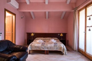 1 ห้องนอน, ตู้นิรภัยในห้องพัก, โต๊ะทำงาน, พื้นที่ทำงานแบบใช้แล็ปท็อป