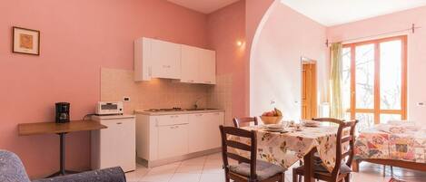 Monolocale comfort, vista giardino | Soggiorno | TV a schermo piatto