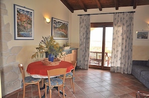 Apartment, 2 Schlafzimmer, Meerblick | Wohnbereich