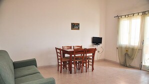 Maison, 2 chambres | Salle de séjour | Télévision