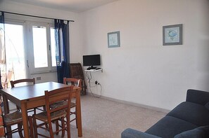 Maison, 2 chambres | Salle de séjour | Télévision
