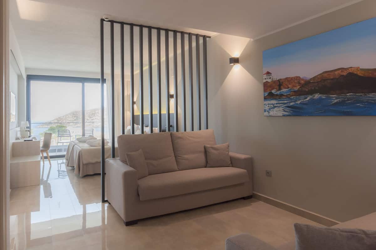 deluxe suite, sea view | 1 bedroom, minibar, individually decorated, individually furnished