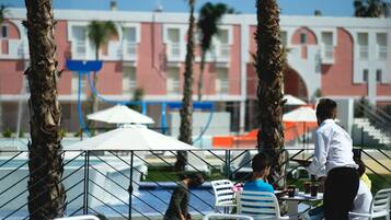 Bar en bord de piscine