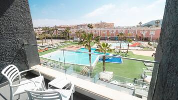 Deluxe vierpersoonskamer, uitzicht op zwembad (2 extra beds, 4 adults) | Kameruitzicht