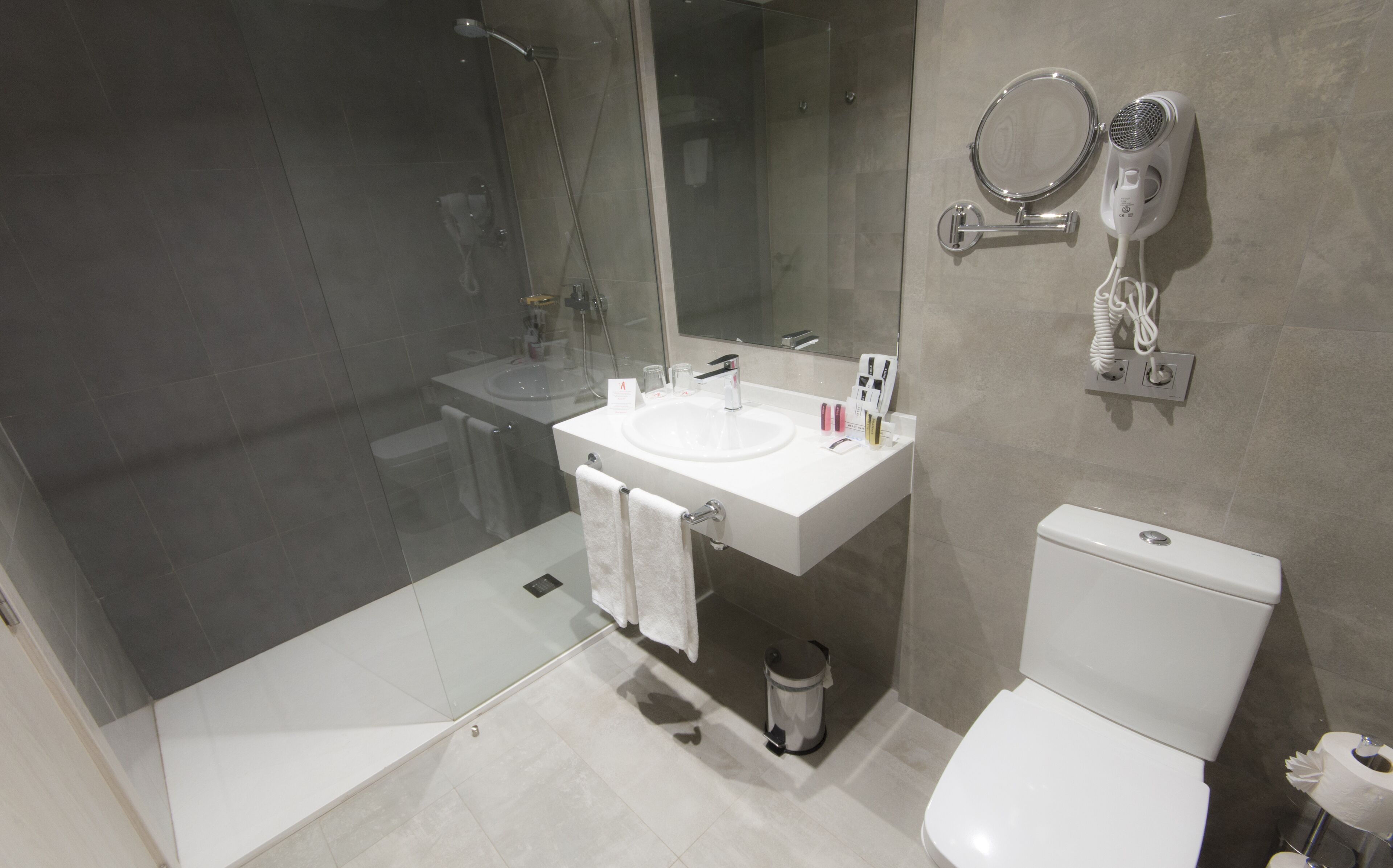 deluxe double room, mountain view (promo) | bathroom | shower, eco-friendly toiletries, hair dryer, towels