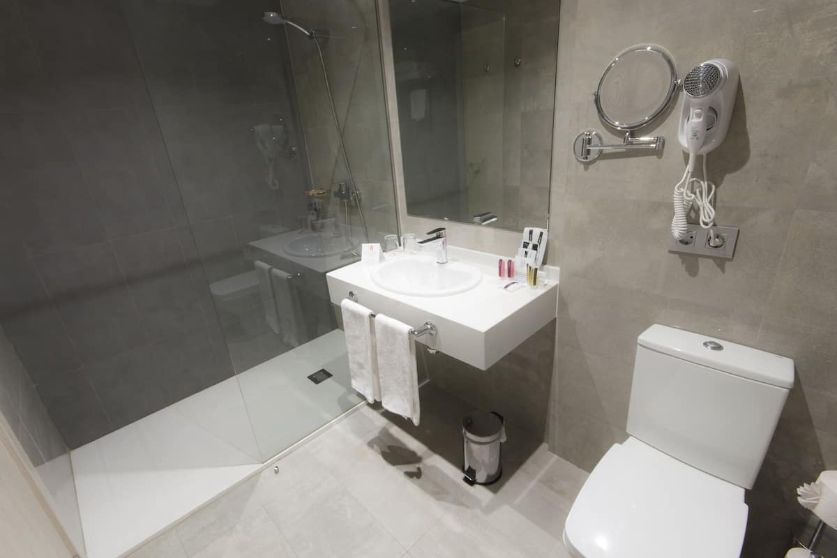 deluxe double room, mountain view (promo) | bathroom | shower, eco-friendly toiletries, hair dryer, towels