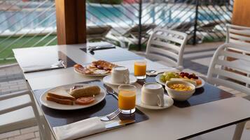 Daily continental breakfast (EUR 10 per person)