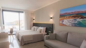 Habitación Deluxe doble, vistas al mar (The Level) | Minibar, decoración individual, mobiliario individual y escritorio