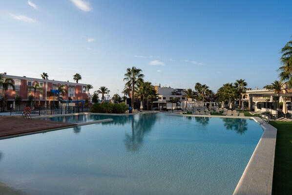 Piscine extérieure (ouverte en saison), parasols de plage