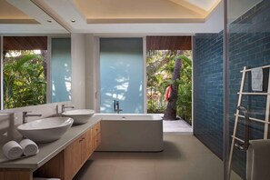 Phòng Suite Premium (1 bedroom) | Phòng tắm | Buồng tắm vòi sen, đồ dùng nhà tắm miễn phí, khăn tắm