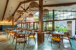 供应早餐、午餐和晚餐,本地与国际菜