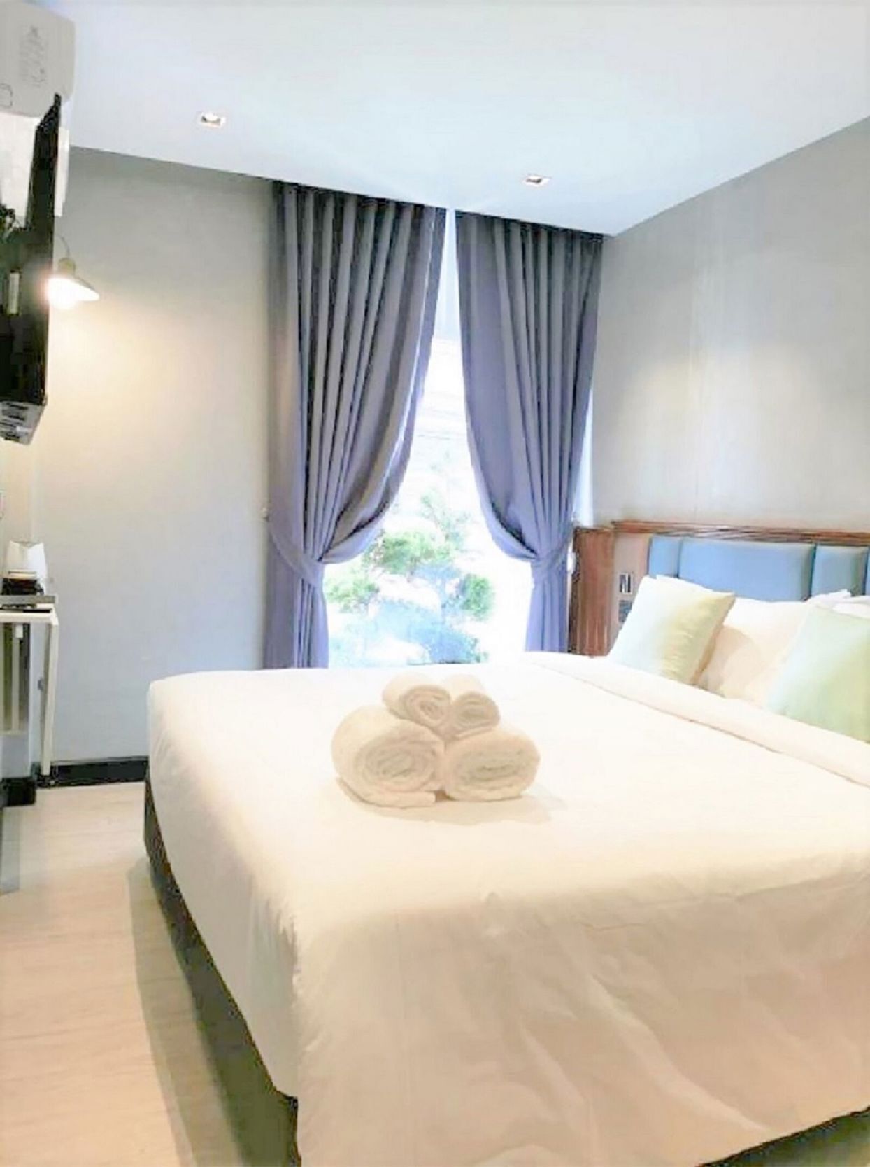 Desk, blackout drapes, free WiFi, bed sheets