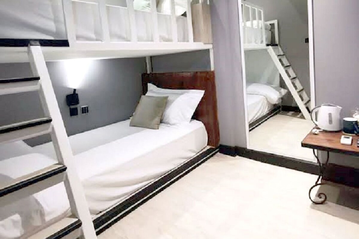 Escritorio, cortinas blackout, wifi gratis y ropa de cama 