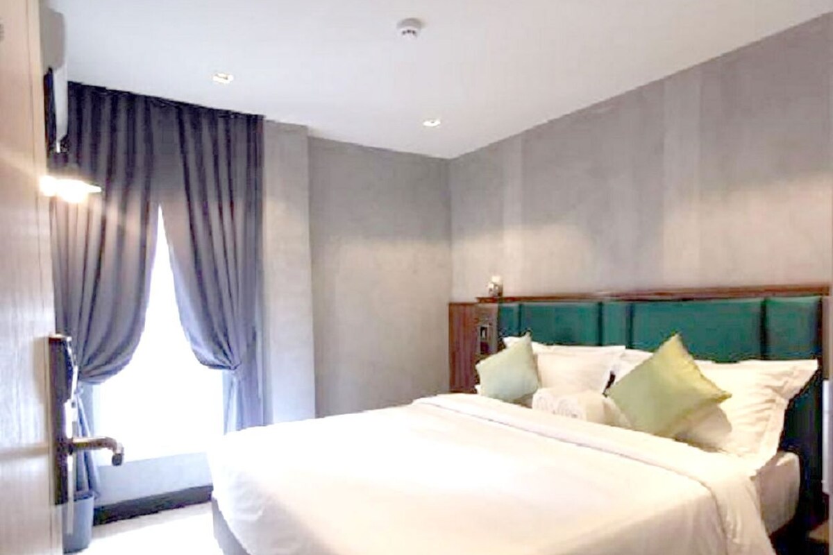 Escritorio, cortinas blackout, wifi gratis y ropa de cama 